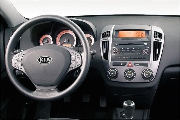 Kia-Innenraum: Edles Cockpit in Schwarz und Silber