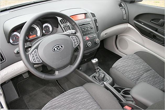 Das Cockpit des Sporty Wagon präsentiert sich mit einfachen, aber schicken Materialien