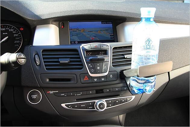 In der Mittelkonsole befindet sich ein Cupholder