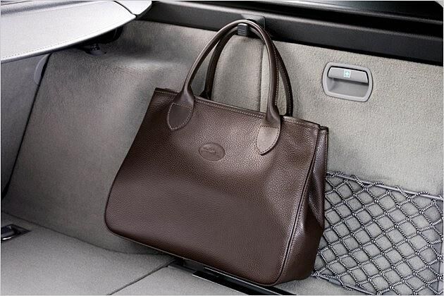 Haken im Kofferraum halten Taschen aufrecht