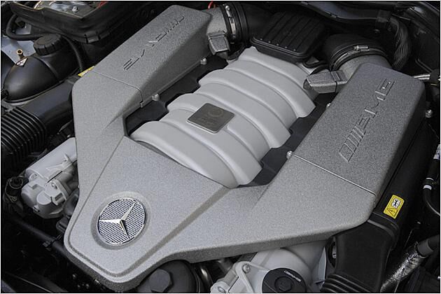 Alles schön offen: Der freie Blick auf den Motor ist bei AMG Absicht