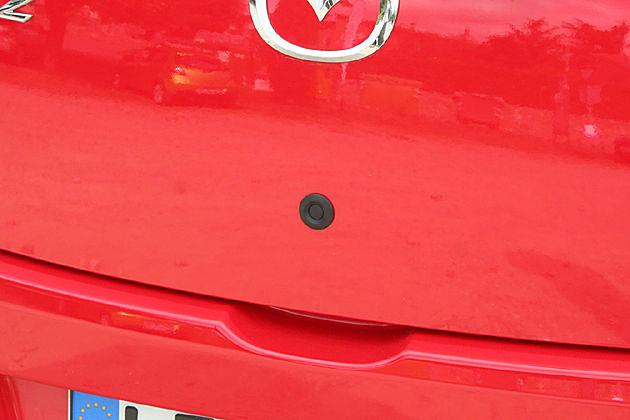 Der Kofferraum wird mit einem ungewöhnlichen, schwarzen Knopf geöffnet