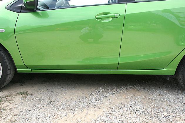 Schon die Schweller des normalen Mazda 2 wirken sportlich