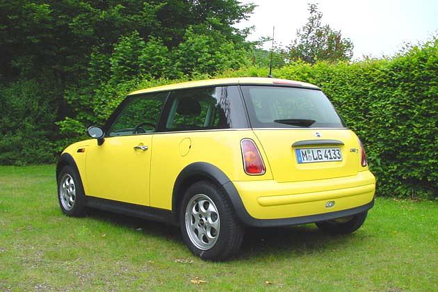 Der Mini von BMW wirkt bulliger als der britische Vorfahre