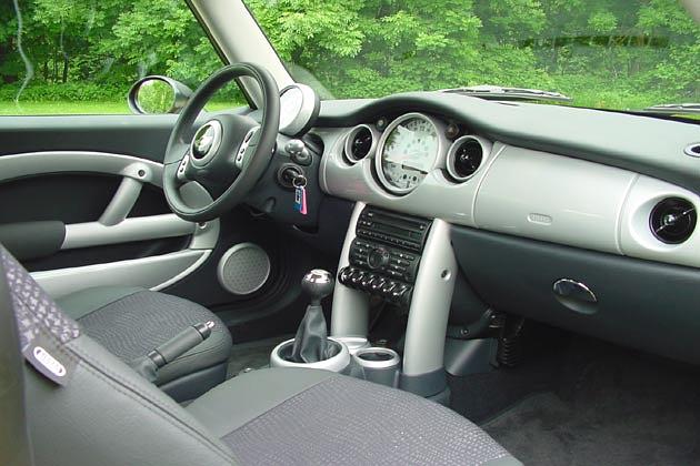 Stylish und schick präsentiert sich der Innenraum des Mini - wie das Äußere