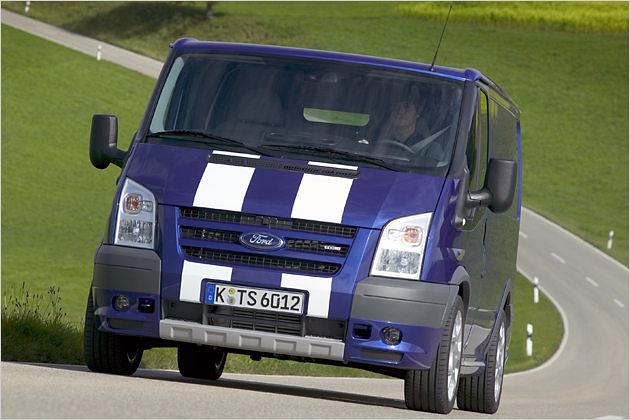 Der Transit Sport lässt sich für einen Transporter recht flott bewegen