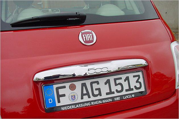 Auch auf der Chromstrebe am Heck findet sich der Modellname wieder