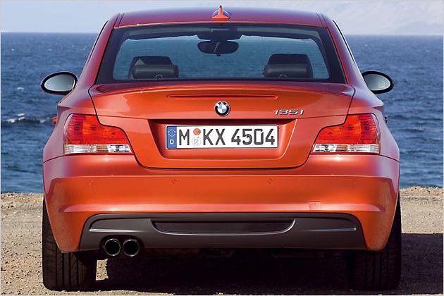 Das schwarz verchromte Doppelendrohr ist beim 135i Serie
