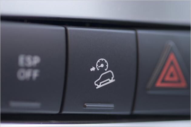 Über diesen Knopf wird die Hill Descent Control aktiviert ...