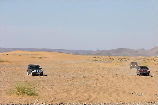 Der Cherokee (links) hält im Sand mit den Wranglern mit