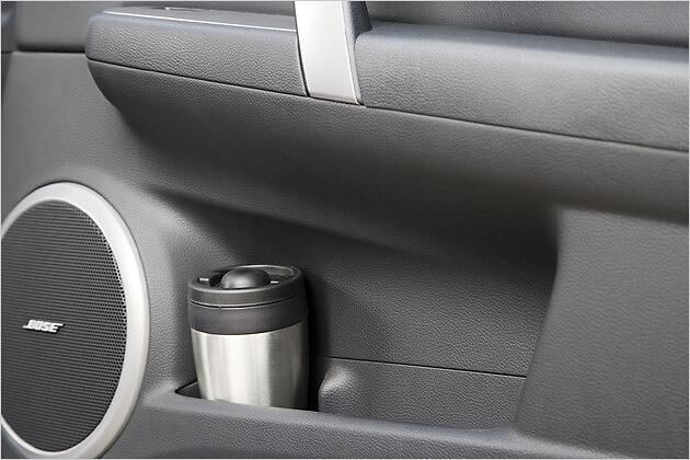 Auch in den Türen warten Becherhalter auf Becher