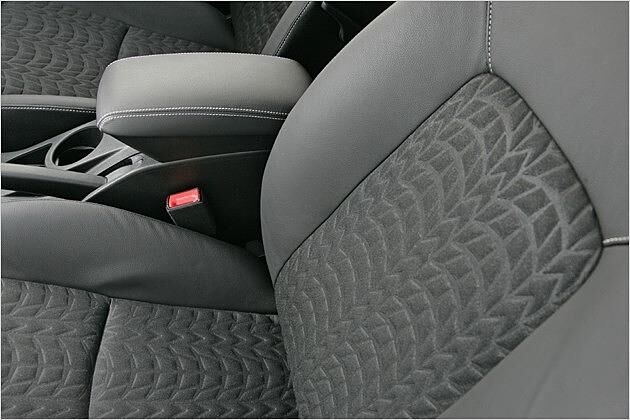 Detailmängel: Die Sitze bieten zu wenig Seitenhalt und das Leder ist nicht perfekt verarbeitet