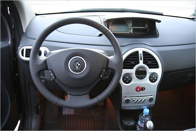 Cockpit wie im Modus: Instrumente in der Mitte, rundliche Mittelkonsole