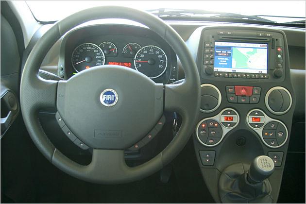 Cockpit mit viel Hartplastik und optinalem Einbau-Navigationssystem