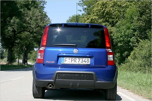 Ein kleiner Dachspoiler gehört zu den weiteren Kennzeichen des 100 HP