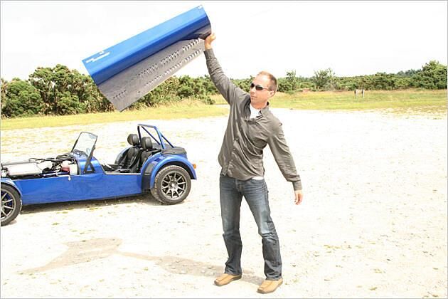 Leichtigkeit aus Aluminium: Die Motorhaube wird vom Wind hochgedrückt