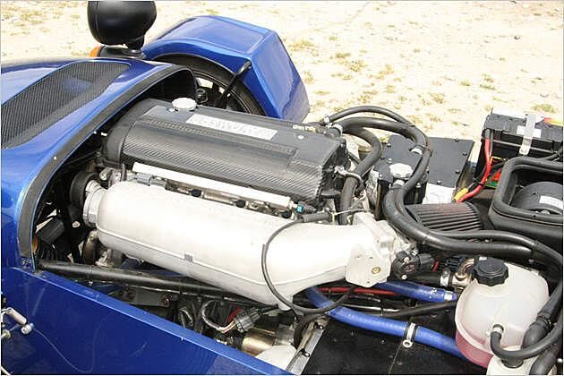 Das 2,3-Liter-Duratec-Triebwerk von Ford füllt den Motorraum gut aus