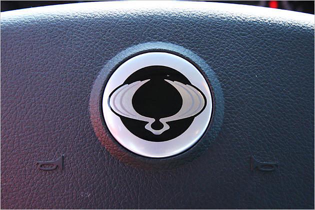 Das Markenlogo zeigt zwei Drachenflügel  eine Anspielung auf eine koreanische Legende