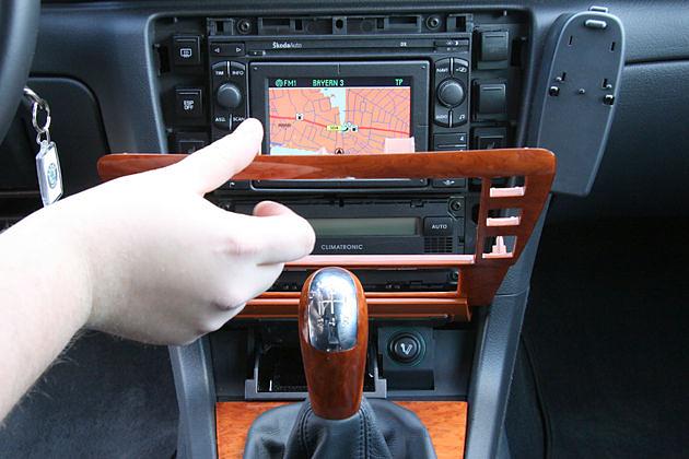 Nur ein Druck mit dem Finger, und die Verkleidung fiel bei unserem Testwagen heraus