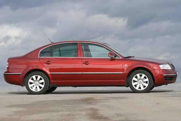 Die Seitenscheiben des Skoda sind ab der B-Säule abgedunkelt