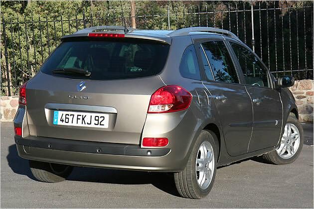 Bis zu den hinteren Türen ist der Kombi mit der Limousine identisch