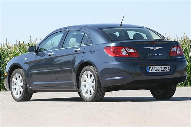 Der Sebring trägt das Chrysler-Emblem auch hinten