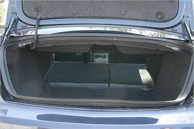So passt auch die auf Sperrholz geleimte Modelleisenbahn ins Auto