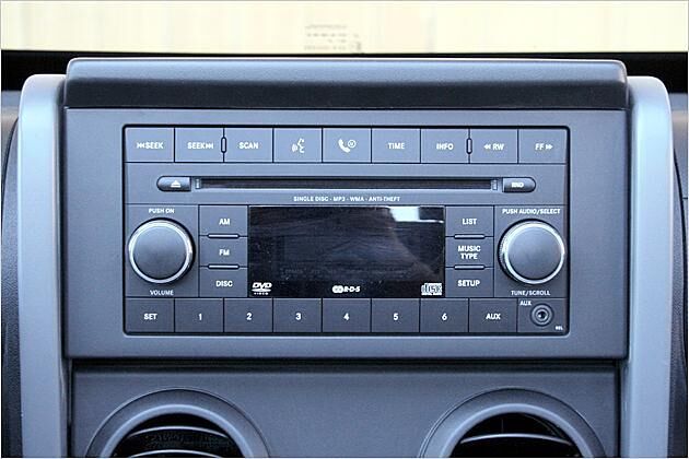 Das kantige Radio liegt ergonomisch in einer angenehmen Höhe