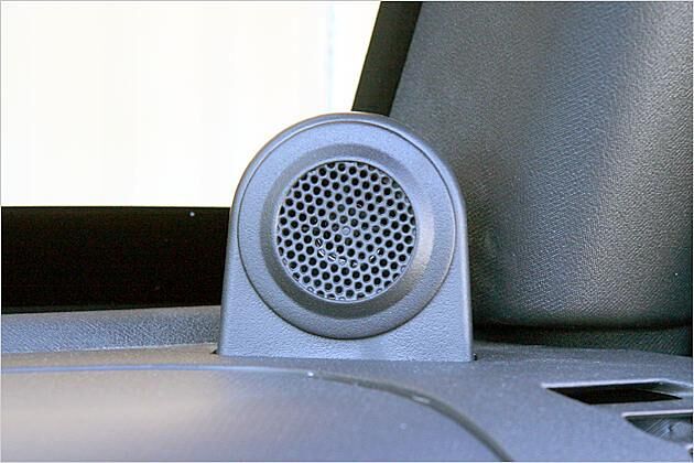 An den A-Säulen gucken kleine Hochtöner aus dem Armaturenbrett