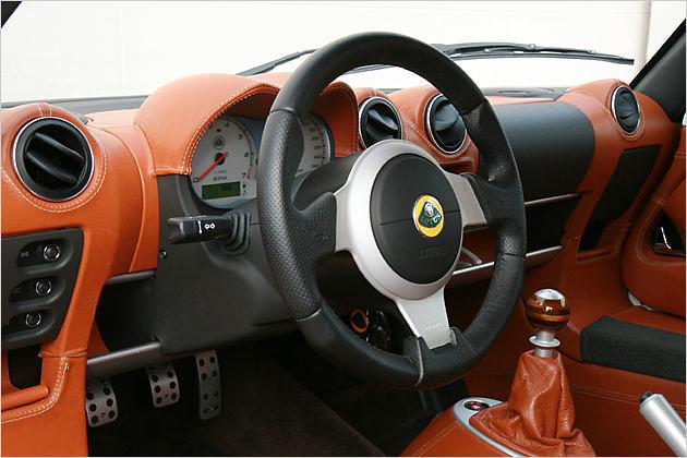 Auch beim Lotus Europa S: Im Zentrum des Lenkrads lauert ein Airbag