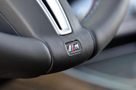 Das M-Logo am Lenkrad des BMW M6 Coupe