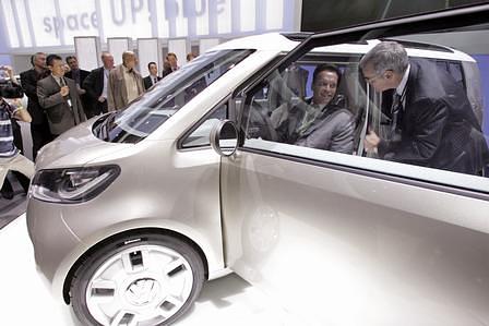 Besuch am Stand: Arnold Schwarzenegger im VW Space Up! Blue