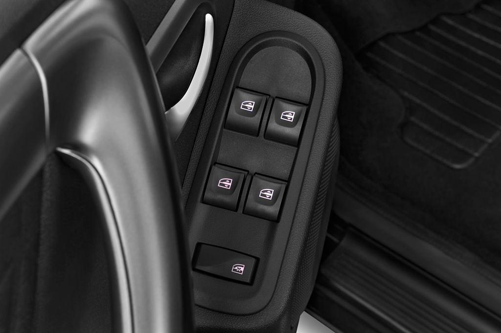 Dacia Duster (Baujahr 2014) Prestige 5 Türen Bedienungselemente Tür