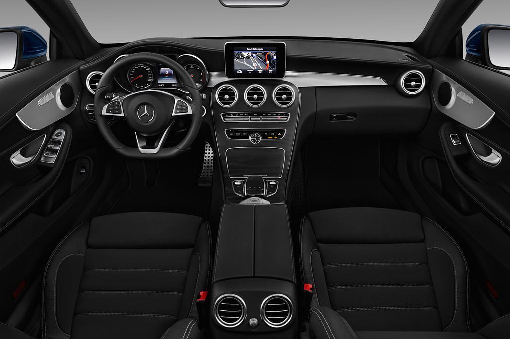 Mercedes C-Class (Baujahr 2017) AMG Line 2 Türen Cockpit und Innenraum