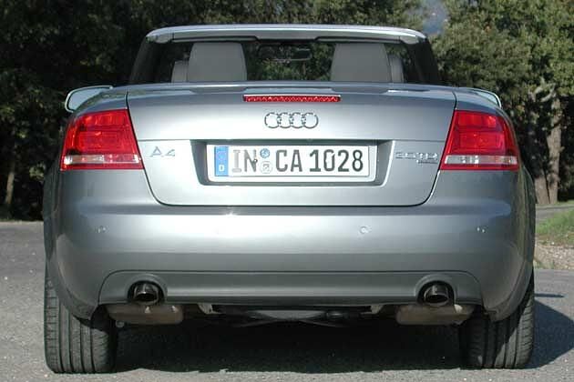 Das Heck des neuen A4 Cabriolets zieren zwei Auspuffendrohre