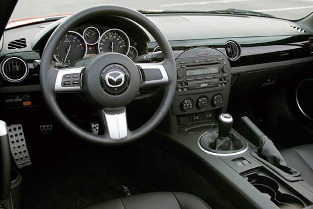 Übersichtliches Cockpit mit klassischen Rundinstrumenten