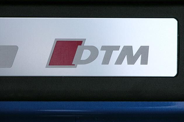 Der DTM-Schriftzug auf der Einstiegsleiste