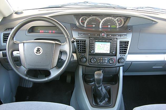 Das Cockpit mit gut ablesbaren Instrumenten in der Mitte