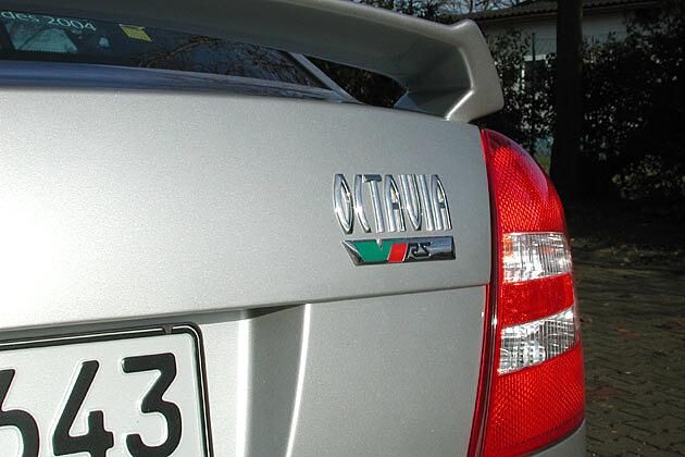 Auch der RS hat die modernen Rückleuchten mit C-förmiger Rückfahrlampe