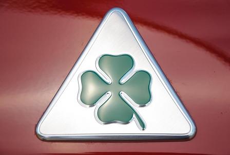 Das vierblättrige Kleeblatt ziert auch den Alfa Romeo Giulietta Quadrifoglio Verde - wie alle Sport- und Rennwagen der Marke