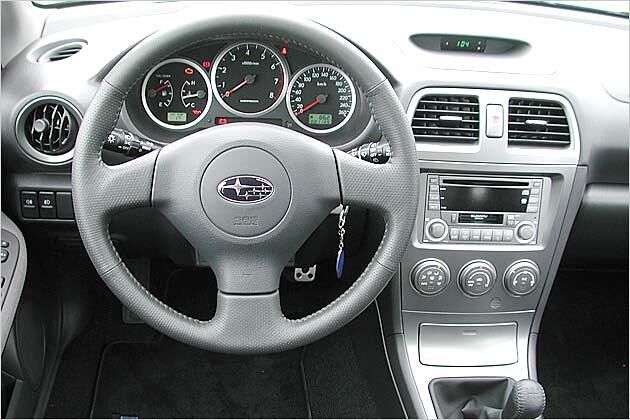 Aufgeräumtes Cockpit mit schmalerer Mittelkonsole
