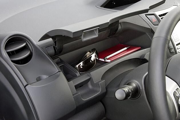 Dort, wo sich bei anderen Autos der Tacho befindet, hat der Yaris ein Staufach