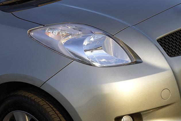 Halogen-Scheinwerfer mit Freiflächenreflektoren unter Klarglasabdeckung