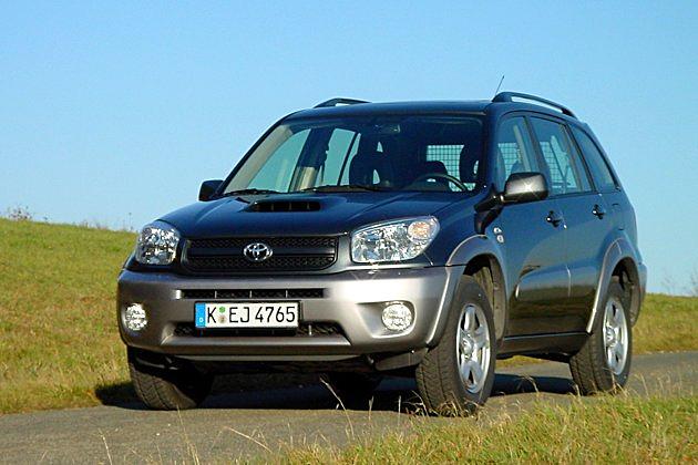 Zum Vergleich die alte RAV4-Version mit eckiger Frontschürze