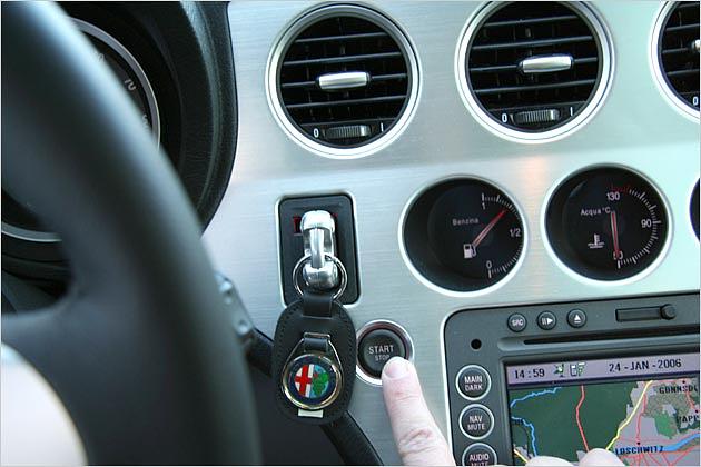 Der Motor wird serienmäßig per Knopfdruck gestartet