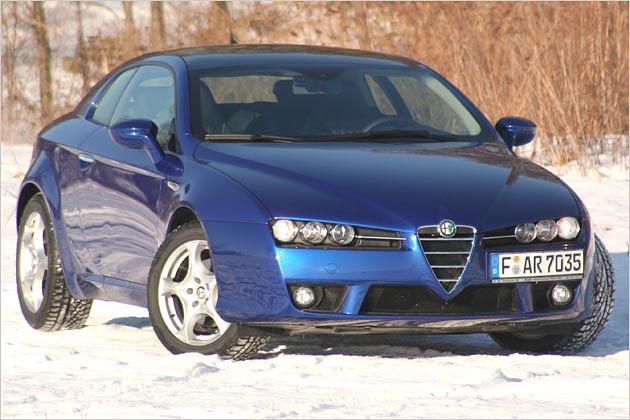 Die gepfeilte Fronthaube und die Scheinwerfer lassen den Italiener sehr dynamisch aussehen