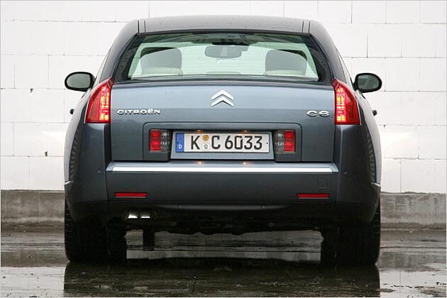 Statt einer großen Heckklappe hat der C6 hat nur einen kleinen Kofferraumdeckel