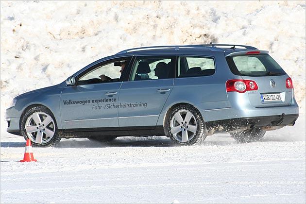 Ein Vertreterauto auf Abwegen: Passat auf Eis
