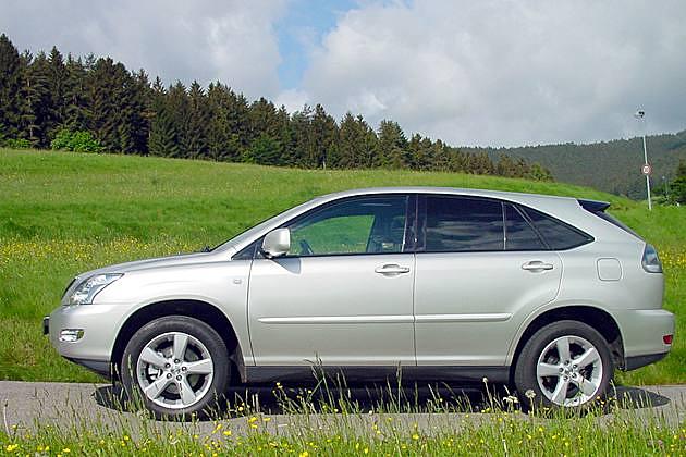 Mit 4,74 Metern ist der neue RX300 zehn Zentimeter länger als die Mercedes M-Klasse und der Vorgänger