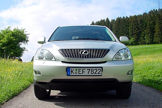 Der RX300 wirkt äußerlich wie eine Kreuzung zwischen Offroader, Limousine und Van